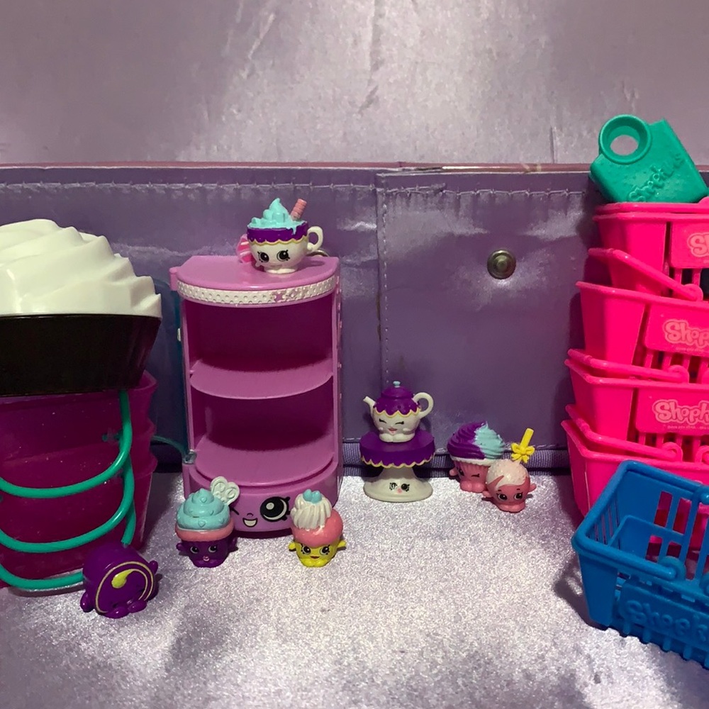 Shopkins Season 3 Food Fair Cupcake Collection 2016 Playset + Extra Baskets